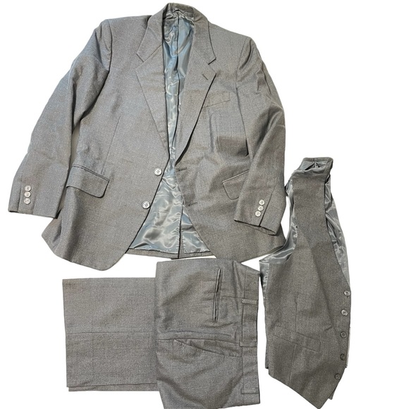 Men's Raphael Classic Fit Solid Gray Two Button 3 Piece 100% Wool Vested Suit S - Picture 1 of 12
